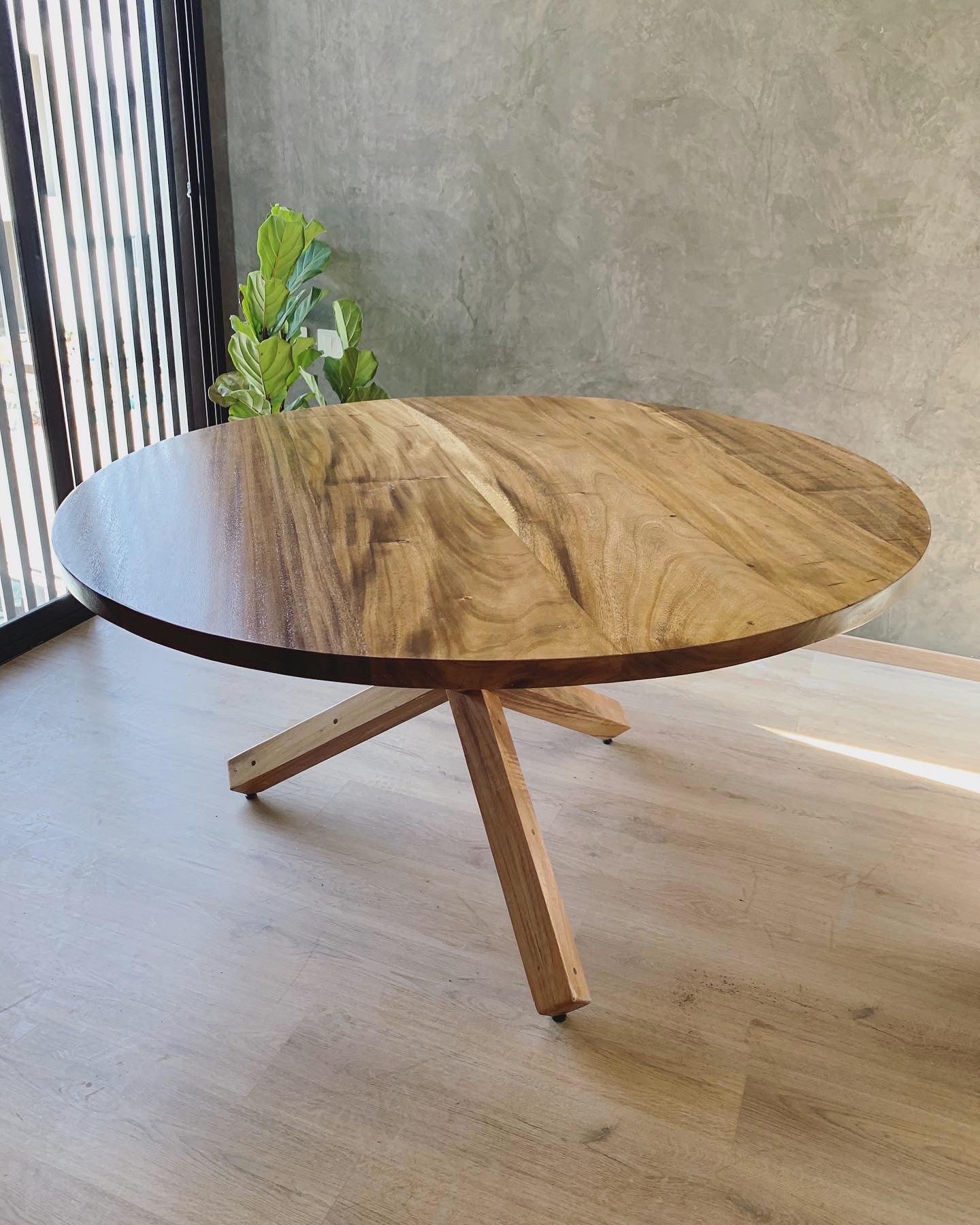 Mesa de comedor Redonda patas cruzadas Madera Natural con sillas Vinipiel