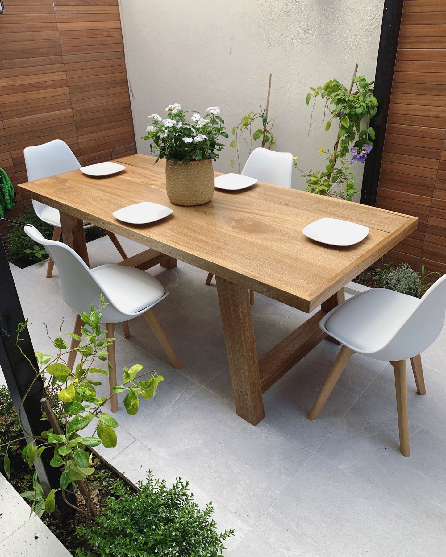 Mesa de comedor Flora de Madera Natural de Rosa Morada con Sillas