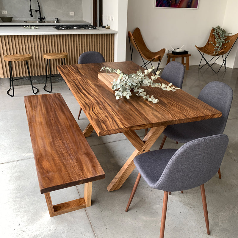Mesa de comedor con banca y sillas Tapizadas