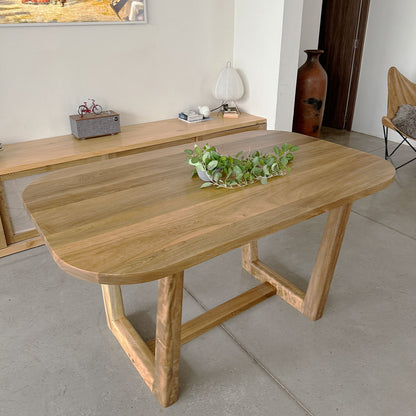 Mesa de comedor Eva de Madera Natural de Rosa Morada