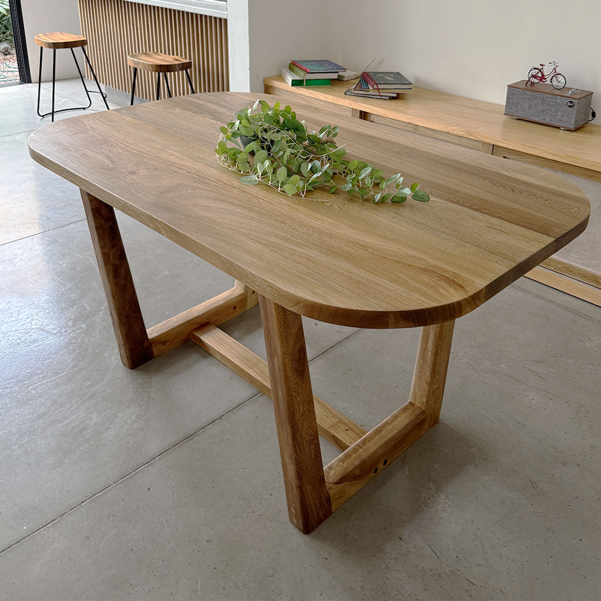 Mesa de comedor Eva de Madera Natural de Rosa Morada