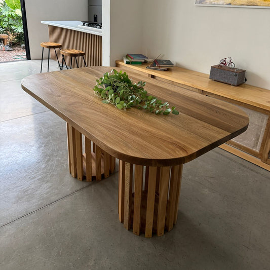 Mesa de comedor doble jaula de Madera Natural de Rosa Morada